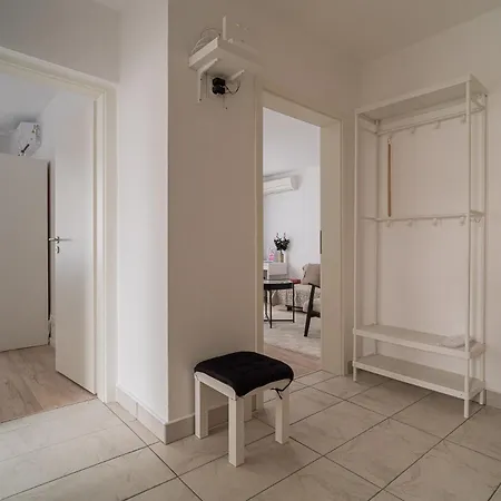 Black Iris - Cismigiu Park Apartment *